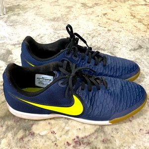 Nike Men’s Indoor Soccer Shoes Size 9